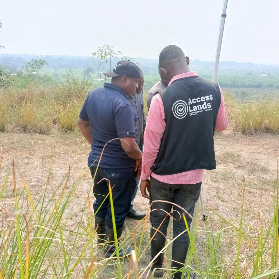 Équipe ACCESSLANDS RDC en visite de terrain sur une parcelle agricole
